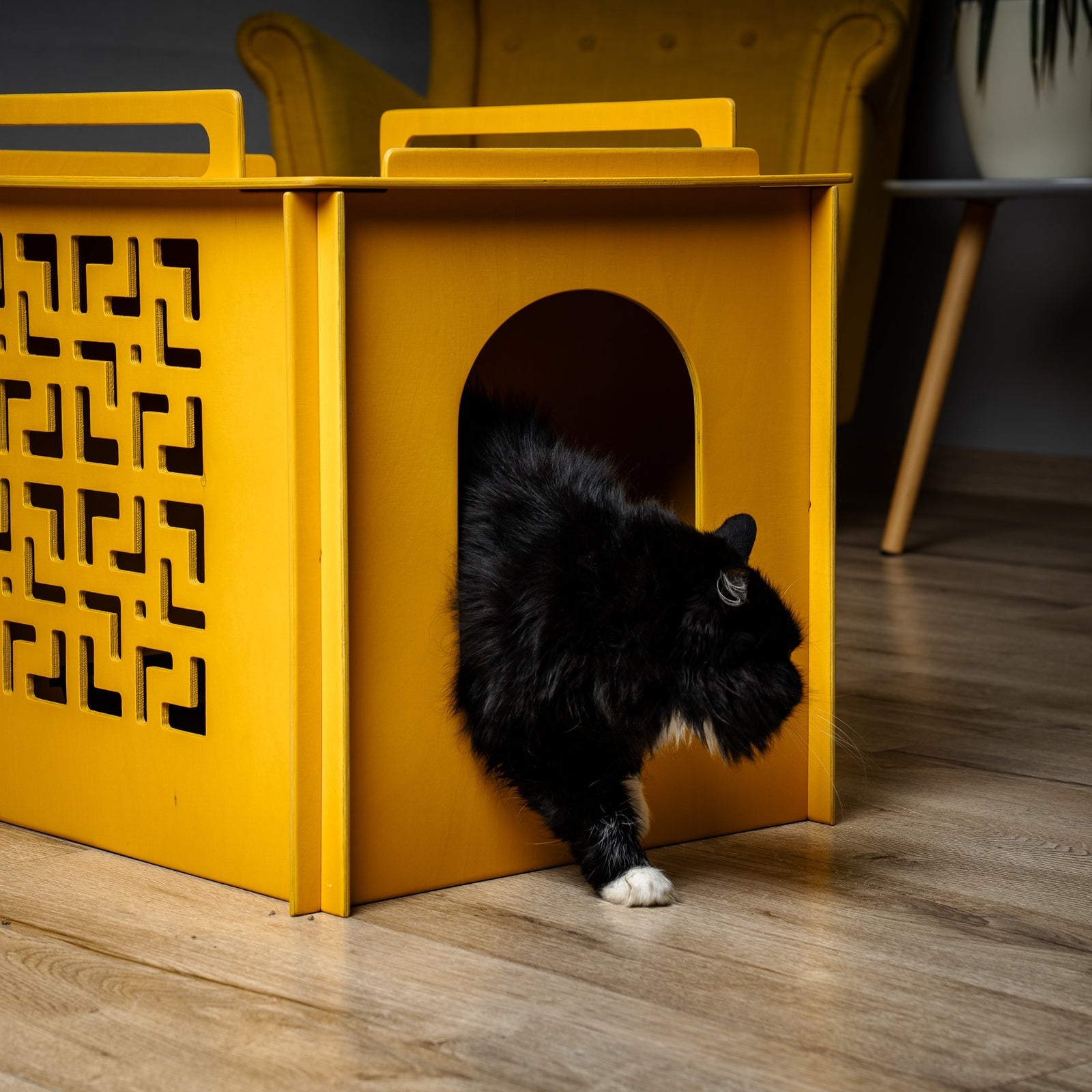 The litter cover in yellow