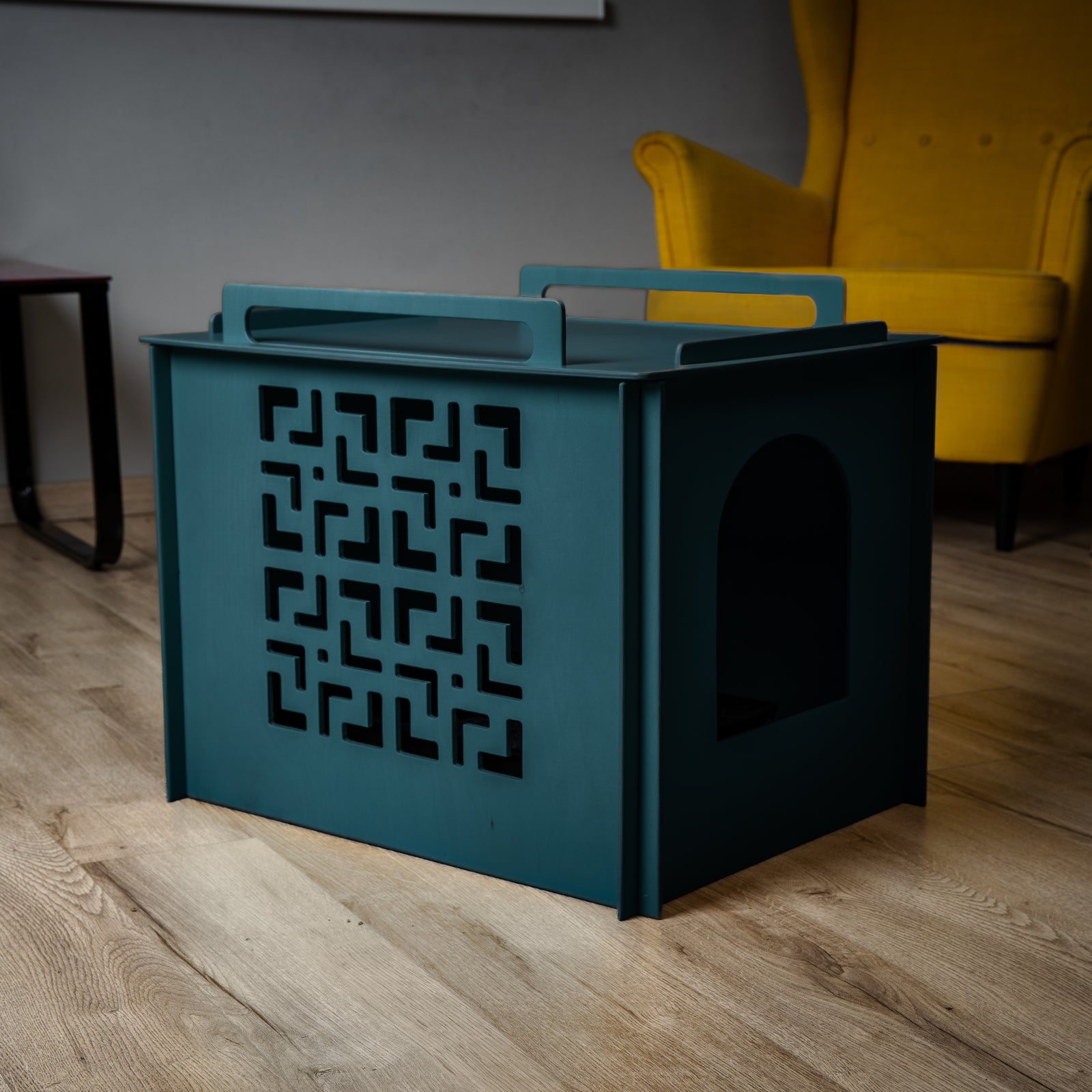 The litter cover in teal