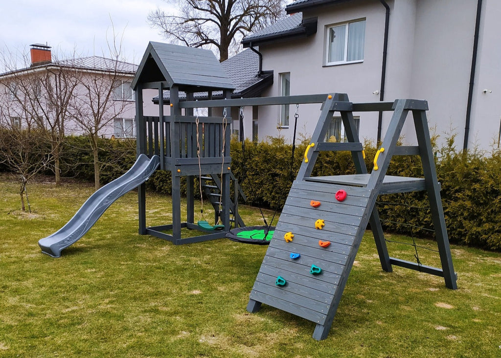 bērnu laukumiņš ar akmeņu sienu