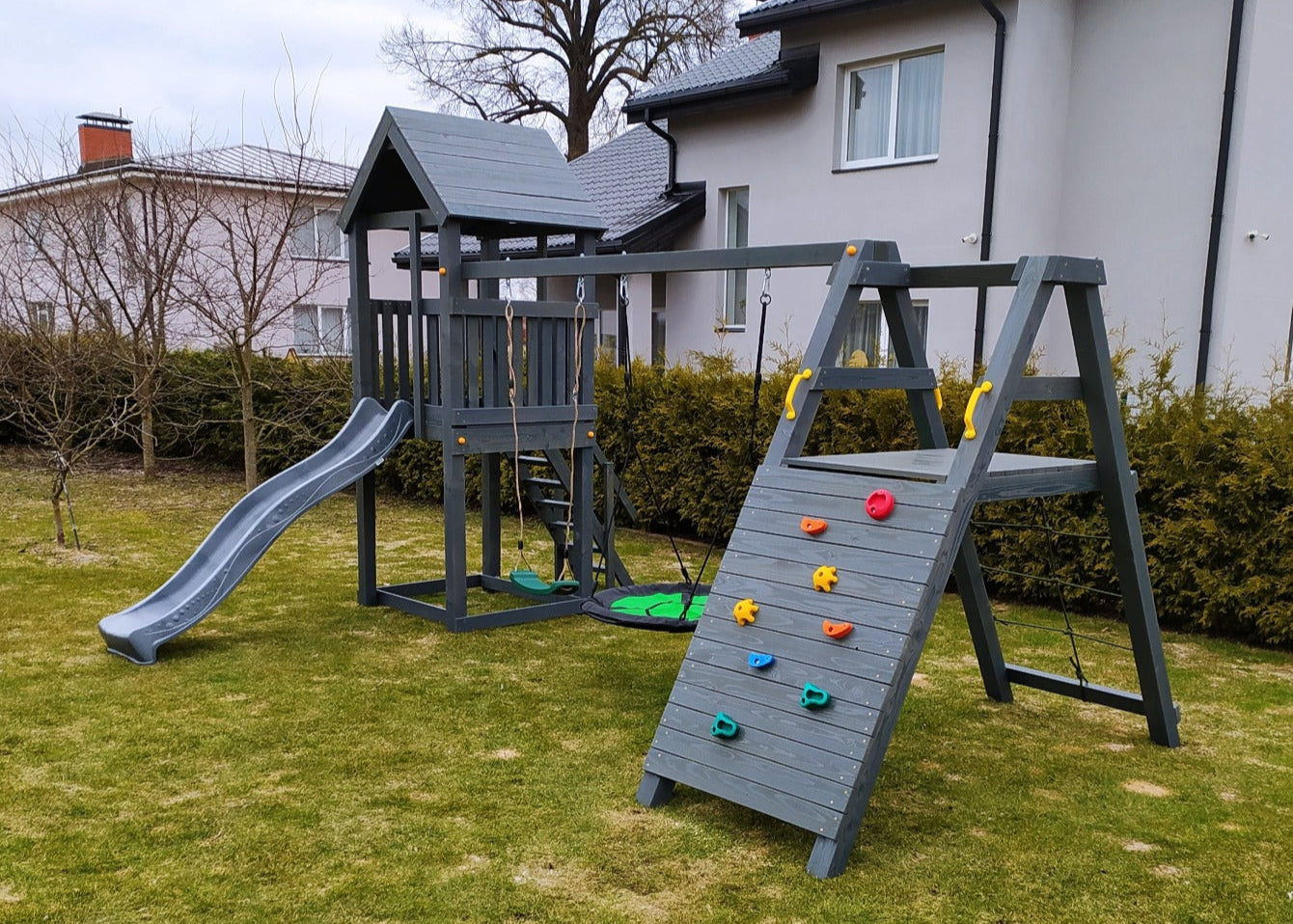 bērnu laukumiņš ar akmeņu sienu