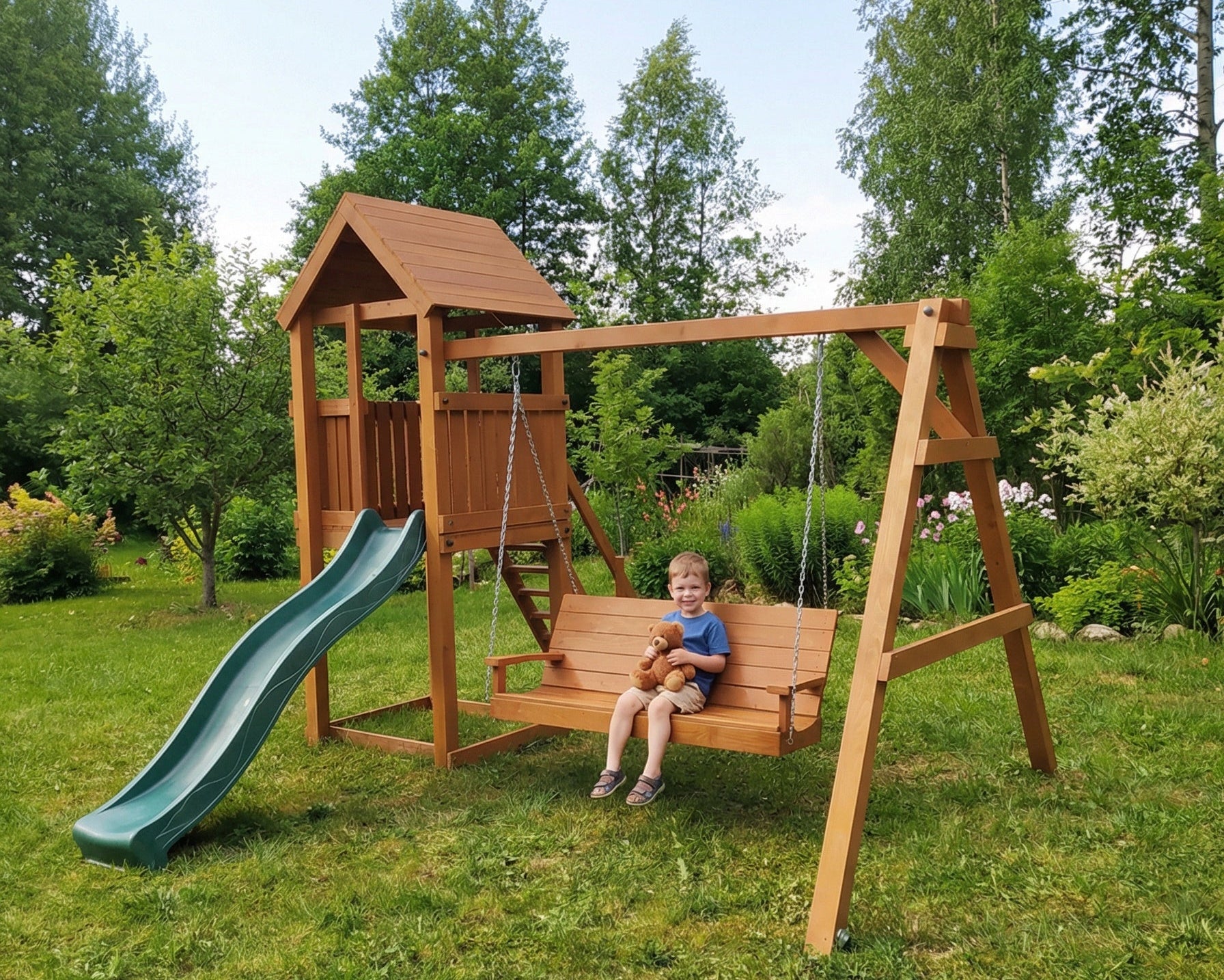 Bērnu rotaļu laukums ar koka šūpolēm